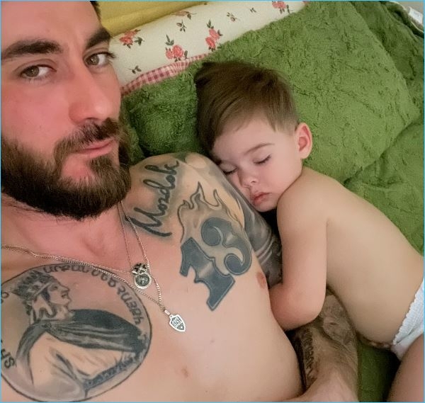 Выяснилось, как Тигран Салибеков отреагировал на получение паспорта старшим сыном Роланом Выяснилось, как Тигран Салибеков отреагировал на получение паспорта старшим сыном Роланом