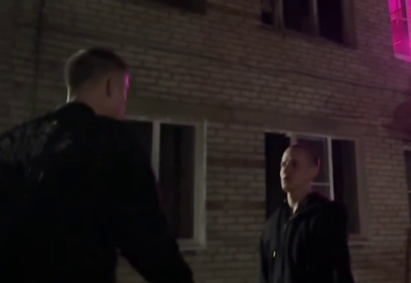 Алексей Карпов набросился на бывшую жену Ксению Карпову, прогоняя её от своего подъезда Алексей Карпов набросился на бывшую жену Ксению Карпову, прогоняя её от своего подъезда