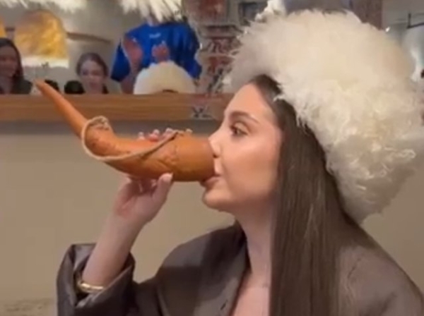 Катя Квашникова не пригласила на день рождения Салибековых Катя Квашникова не пригласила на день рождения Салибековых