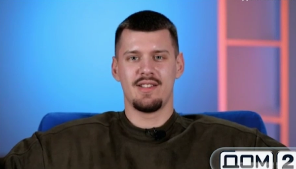 Вика Салибекова опять применила против Стёпы Карпова своё тайное оружие - горшок Вика Салибекова опять применила против Стёпы Карпова своё тайное оружие - горшок