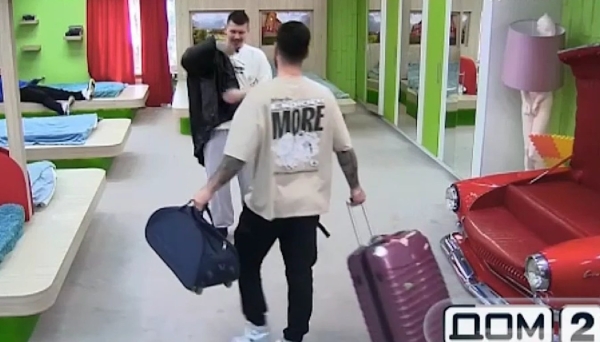 Вика Салибекова опять применила против Стёпы Карпова своё тайное оружие - горшок Вика Салибекова опять применила против Стёпы Карпова своё тайное оружие - горшок