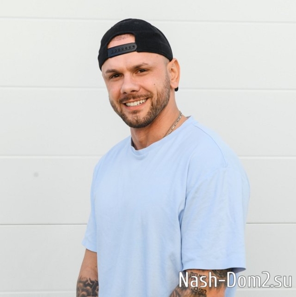 Евстропов злорадствует над женой, улетая с любовницей в Париж Евстропов злорадствует над женой, улетая с любовницей в Париж