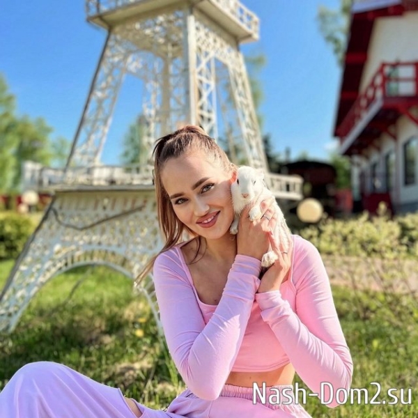 Спасаясь от скуки Виктория Салибекова села за синтезатор Спасаясь от скуки Виктория Салибекова села за синтезатор