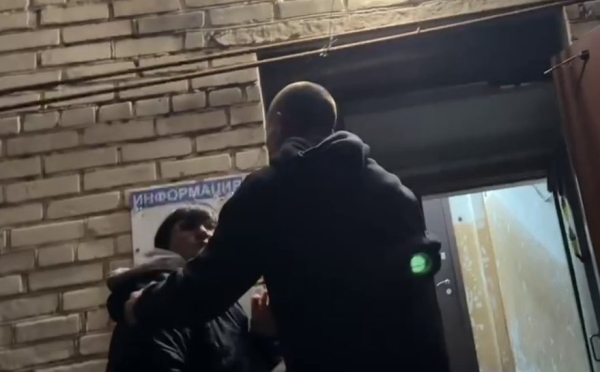 Алексей Карпов набросился на бывшую жену Ксению Карпову, прогоняя её от своего подъезда Алексей Карпов набросился на бывшую жену Ксению Карпову, прогоняя её от своего подъезда