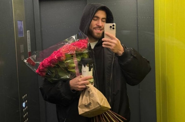 Тигран Салибеков дождался появления Григорьева в мужской спальне Тигран Салибеков дождался появления Григорьева в мужской спальне