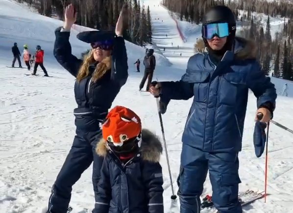 Фанаты Элины Рахимовой просят Андрея Черкасова вернуть её на дом 2 Фанаты Элины Рахимовой просят Андрея Черкасова вернуть её на дом 2