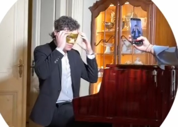 Яна Тырлышкина снимает мини-сериал с Никитой Гурандой. Титаник? Яна Тырлышкина снимает мини-сериал с Никитой Гурандой. Титаник?