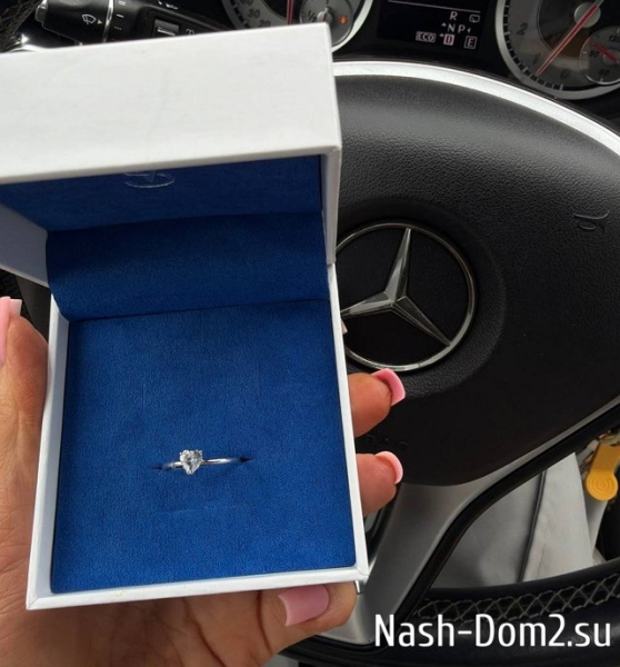 Стало известно, кто подарил кольцо Ксении Нечаевой Стало известно, кто подарил кольцо Ксении Нечаевой