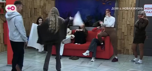 Девушки Дома 2 с первого дня невзлюбили Дарью Обирину Девушки Дома 2 с первого дня невзлюбили Дарью Обирину