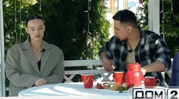 Руслан Асланов считает неудовлетворенную Карину Тетуеву бревном Руслан Асланов считает неудовлетворенную Карину Тетуеву бревном