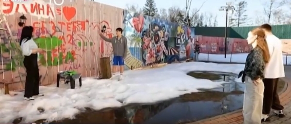 Даша Виноградова написала на заборе имена девушек Вовы Балана Даша Виноградова написала на заборе имена девушек Вовы Балана