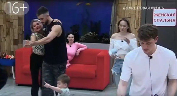 Игорь Григорьев успешно "отметился" на Доме 2, флиртуя с девушками Игорь Григорьев успешно "отметился" на Доме 2, флиртуя с девушками