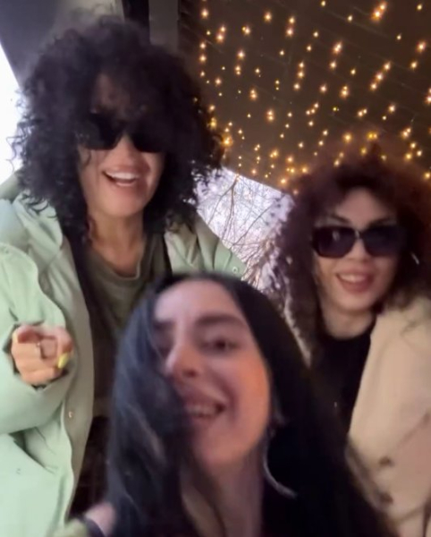 Игривая малышка Юлия Колисниченко экспериментирует с причёской перед свадьбой Игривая малышка Юлия Колисниченко экспериментирует с причёской перед свадьбой