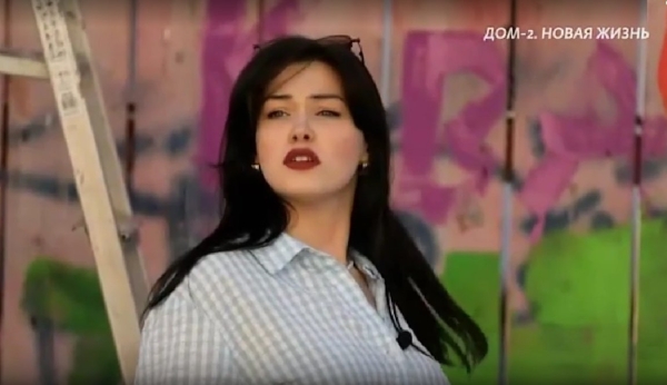 Даша Виноградова написала на заборе имена девушек Вовы Балана Даша Виноградова написала на заборе имена девушек Вовы Балана