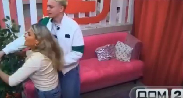 Вероника Гракович смогла защитить Гавришова от мужа Альберта с деревом Вероника Гракович смогла защитить Гавришова от мужа Альберта с деревом