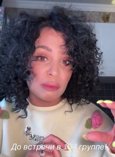 Игривая малышка Юлия Колисниченко экспериментирует с причёской перед свадьбой Игривая малышка Юлия Колисниченко экспериментирует с причёской перед свадьбой