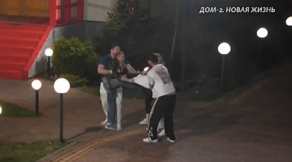 Нонна Щукина устроила потасовку с Алиной Хадзиевой Нонна Щукина устроила потасовку с Алиной Хадзиевой