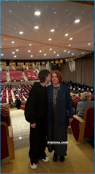 Кавалер Карины Тетуевой предпочел компанию своей мамы за периметром Кавалер Карины Тетуевой предпочел компанию своей мамы за периметром