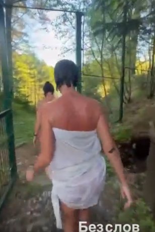 Ксения Бородина улетела в тайгу с Еленой Бушиной Ксения Бородина улетела в тайгу с Еленой Бушиной