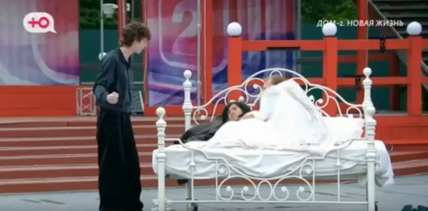 Карину Тетуеву высмеяли в сценке на Доме 2 из-за её поездки в баню Карину Тетуеву высмеяли в сценке на Доме 2 из-за её поездки в баню