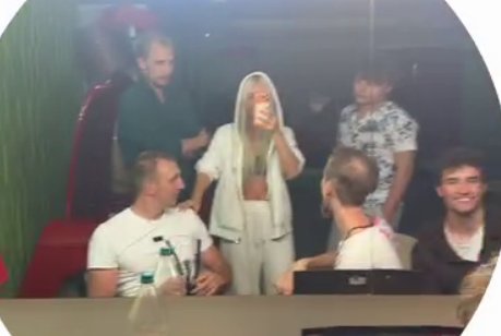 Элине Рахимовой понадобилась срочная консультация в мужской спальне Элине Рахимовой понадобилась срочная консультация в мужской спальне