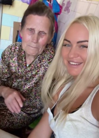 Элина Рахимова впервые за 3 года навестила бабушку Элина Рахимова впервые за 3 года навестила бабушку