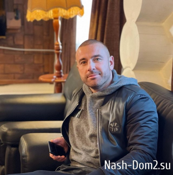 Алексей Адеев навёл порядок в комнате Элины Рахимовой Алексей Адеев навёл порядок в комнате Элины Рахимовой