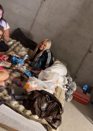 Элина Рахимова вернулась из Казани и попала на гулянку к Безусу Элина Рахимова вернулась из Казани и попала на гулянку к Безусу