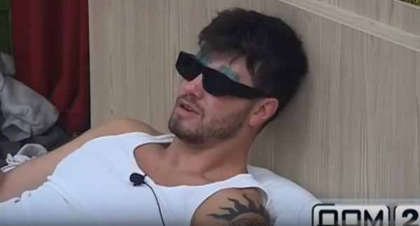 Дорожкина приревновала Хорошева к Кате Гориной и повредила ему лицо Дорожкина приревновала Хорошева к Кате Гориной и повредила ему лицо