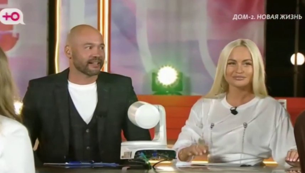 Элина Рахимова записывает песню для выступления на конкурсе "Человек года" Элина Рахимова записывает песню для выступления на конкурсе "Человек года"