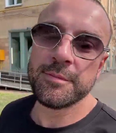 Алексей Адеев взял выходные от самого себя Алексей Адеев взял выходные от самого себя