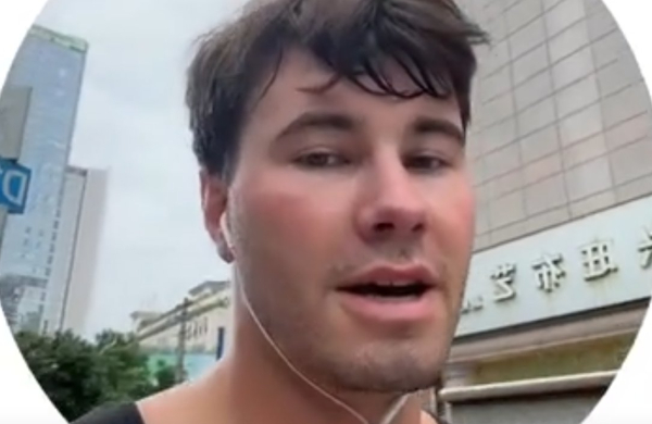 Сергей Хорошев пытается достучаться до Жени Дорожкиной Сергей Хорошев пытается достучаться до Жени Дорожкиной