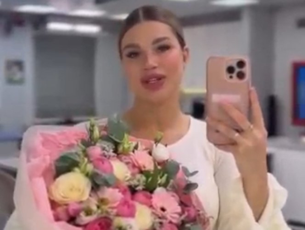 Настя Ромашова подарила маме на день рождения собаку Настя Ромашова подарила маме на день рождения собаку