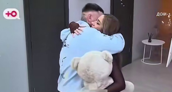 Надежда Ермакова с интересом наблюдает за танцами Артюшенко и Рахимовой Надежда Ермакова с интересом наблюдает за танцами Артюшенко и Рахимовой